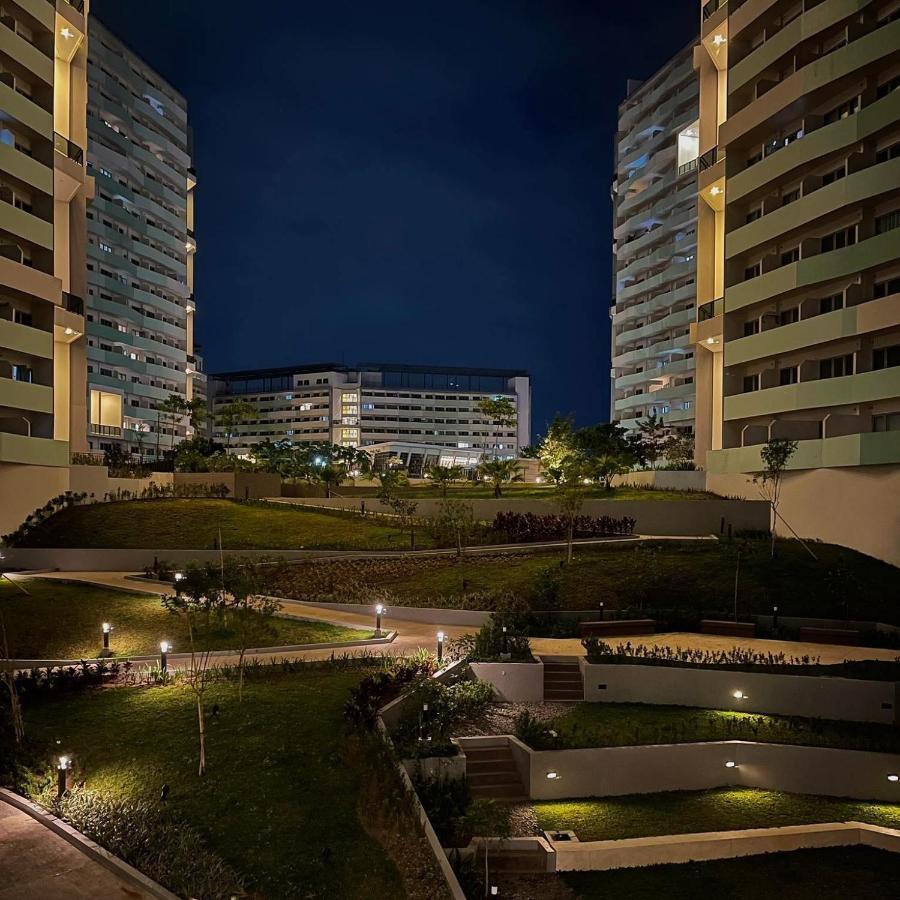 Acellyne'S Suites At The Residences At Commonwealth By Century Quezon City Extérieur photo
