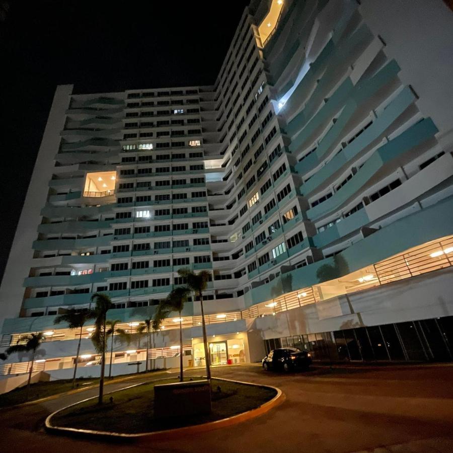 Acellyne'S Suites At The Residences At Commonwealth By Century Quezon City Extérieur photo