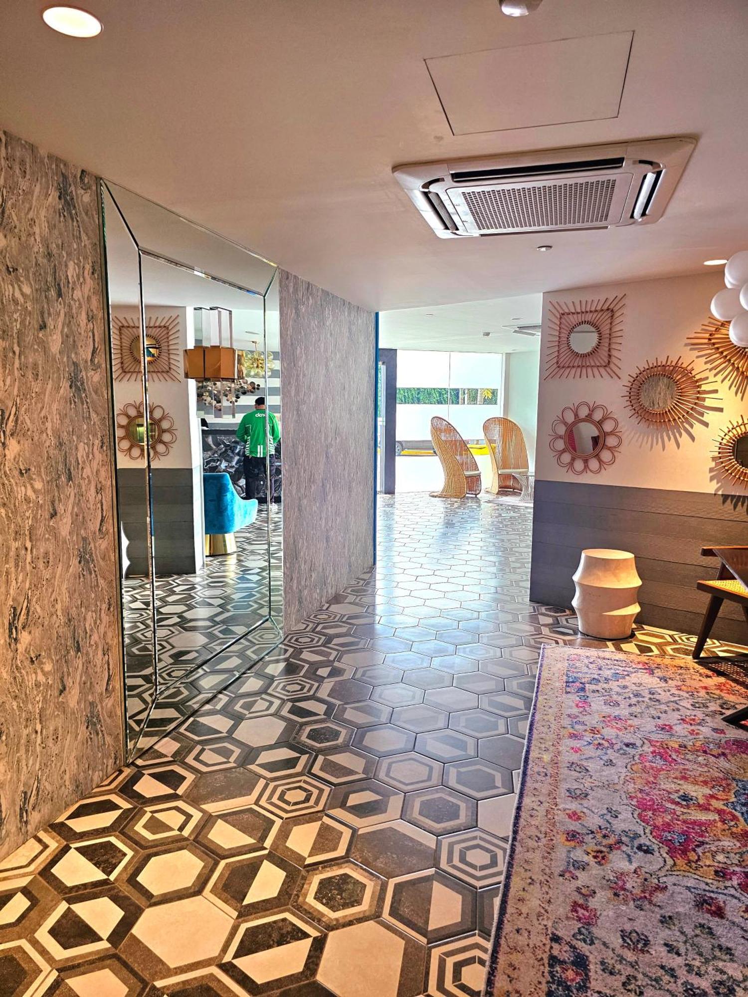 Acellyne'S Suites At The Residences At Commonwealth By Century Quezon City Extérieur photo