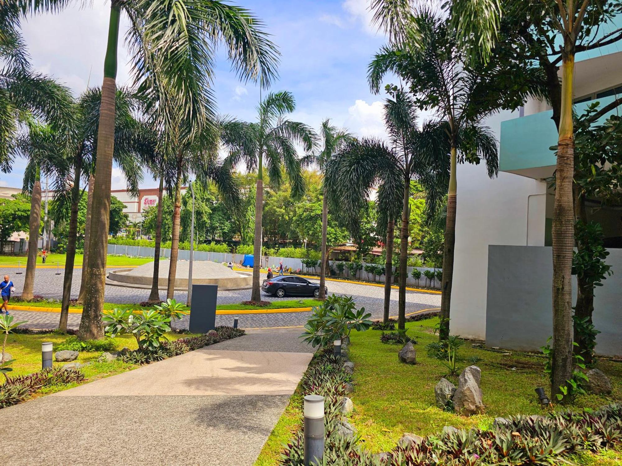 Acellyne'S Suites At The Residences At Commonwealth By Century Quezon City Extérieur photo