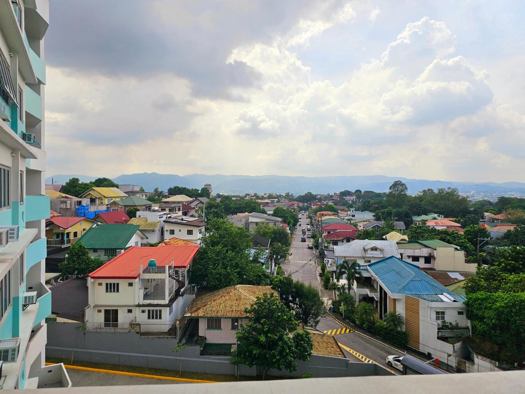 Acellyne'S Suites At The Residences At Commonwealth By Century Quezon City Extérieur photo