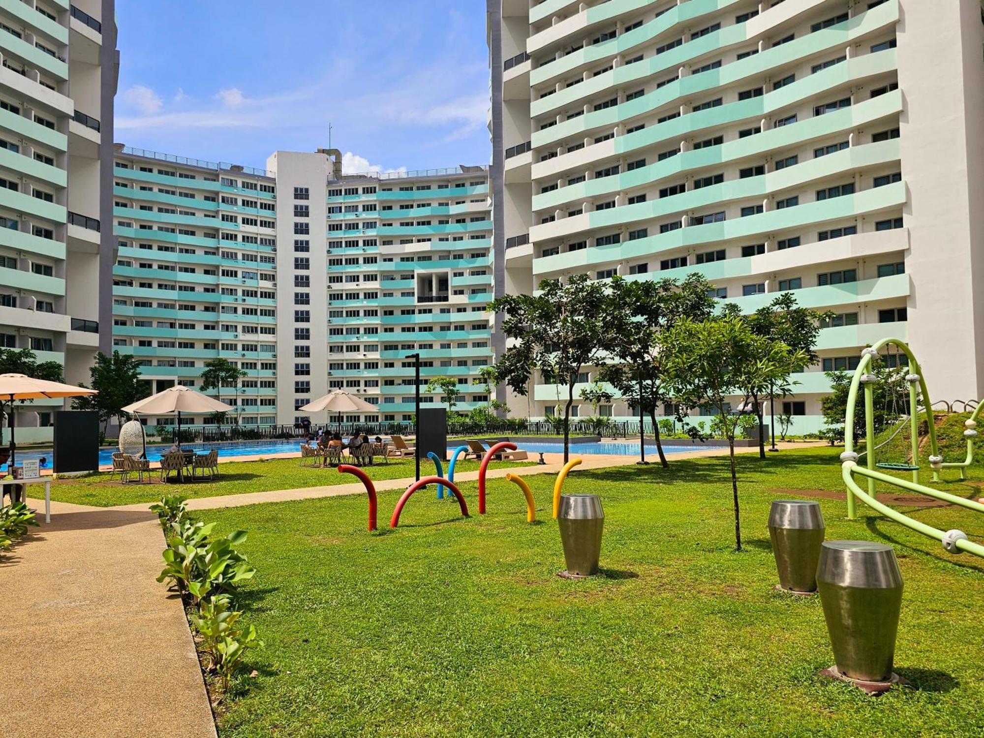 Acellyne'S Suites At The Residences At Commonwealth By Century Quezon City Extérieur photo