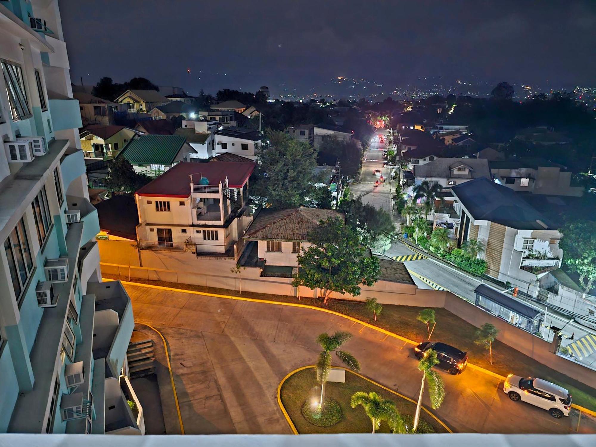 Acellyne'S Suites At The Residences At Commonwealth By Century Quezon City Extérieur photo