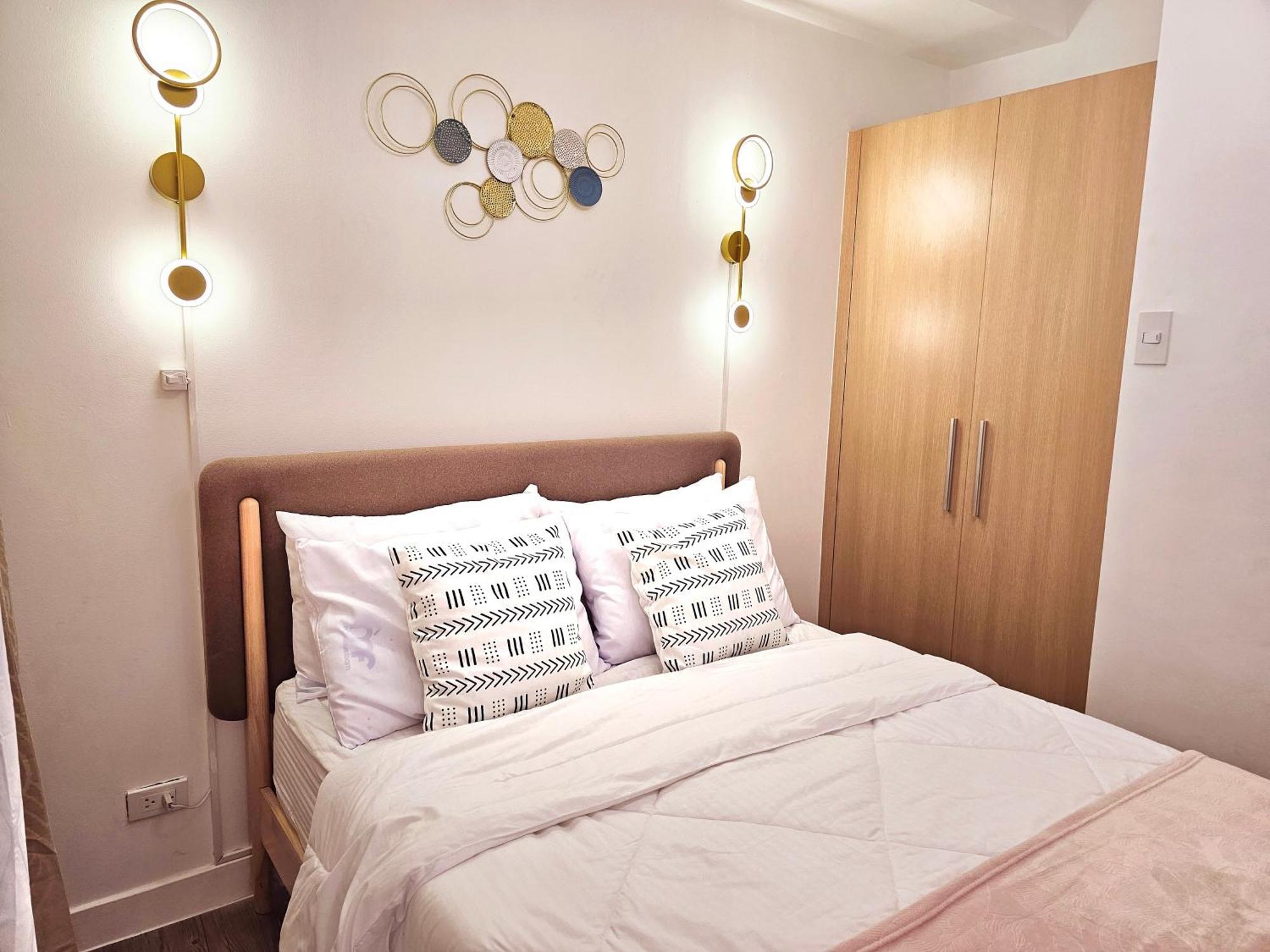 Acellyne'S Suites At The Residences At Commonwealth By Century Quezon City Extérieur photo