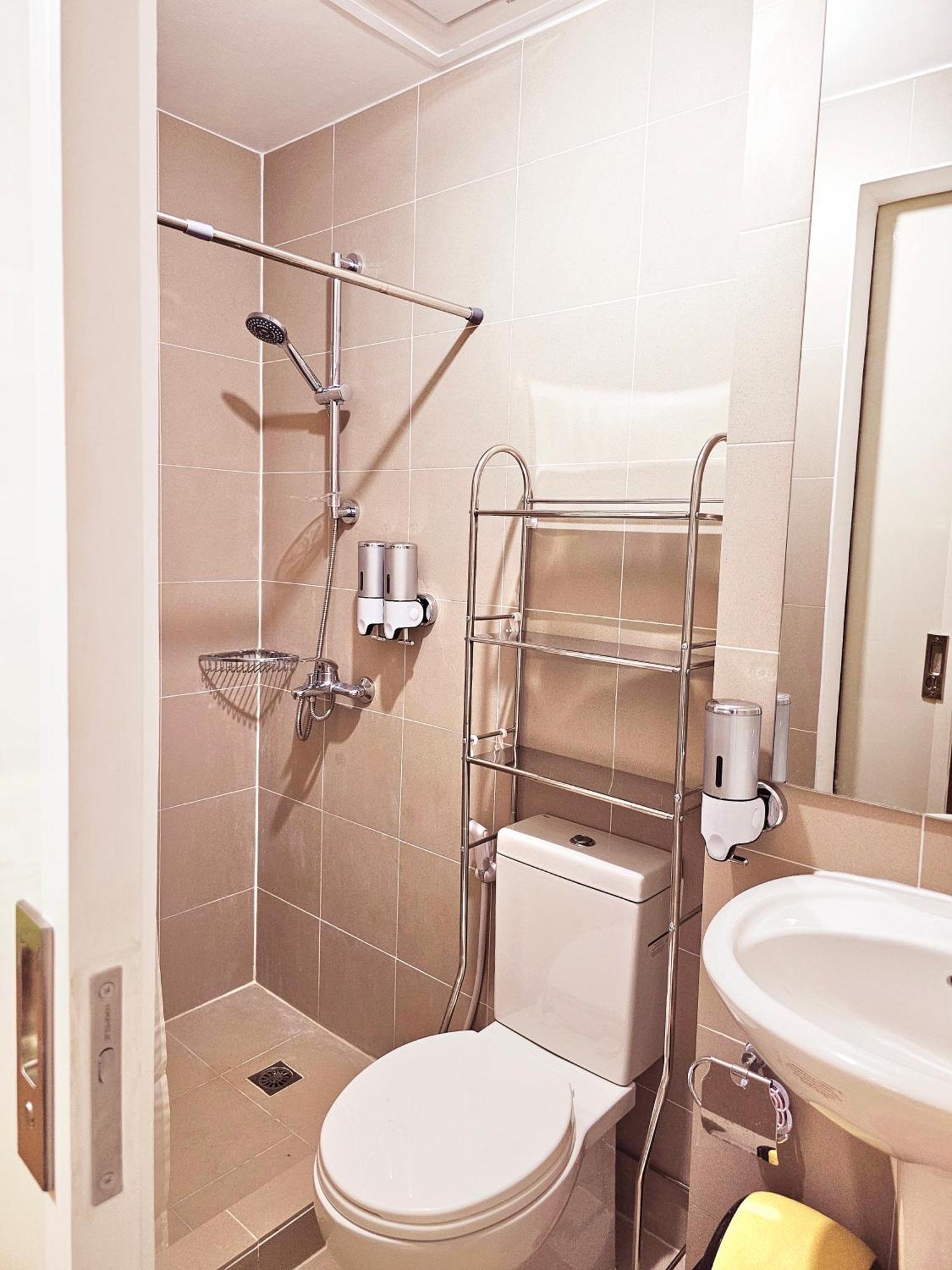 Acellyne'S Suites At The Residences At Commonwealth By Century Quezon City Extérieur photo