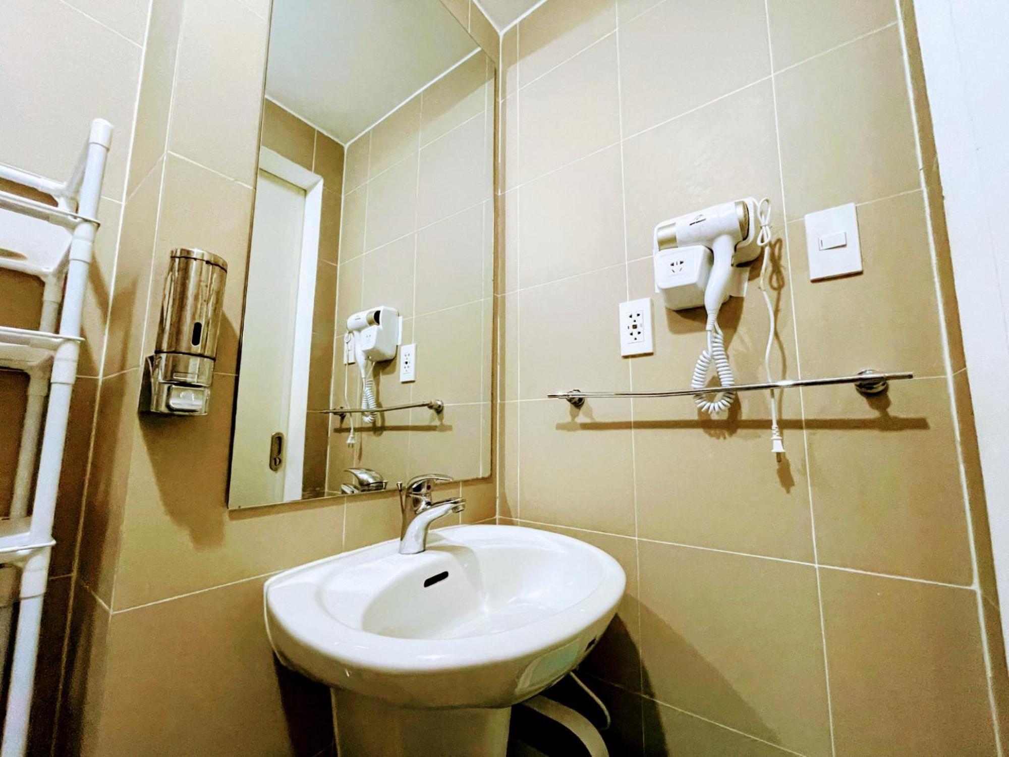 Acellyne'S Suites At The Residences At Commonwealth By Century Quezon City Chambre photo