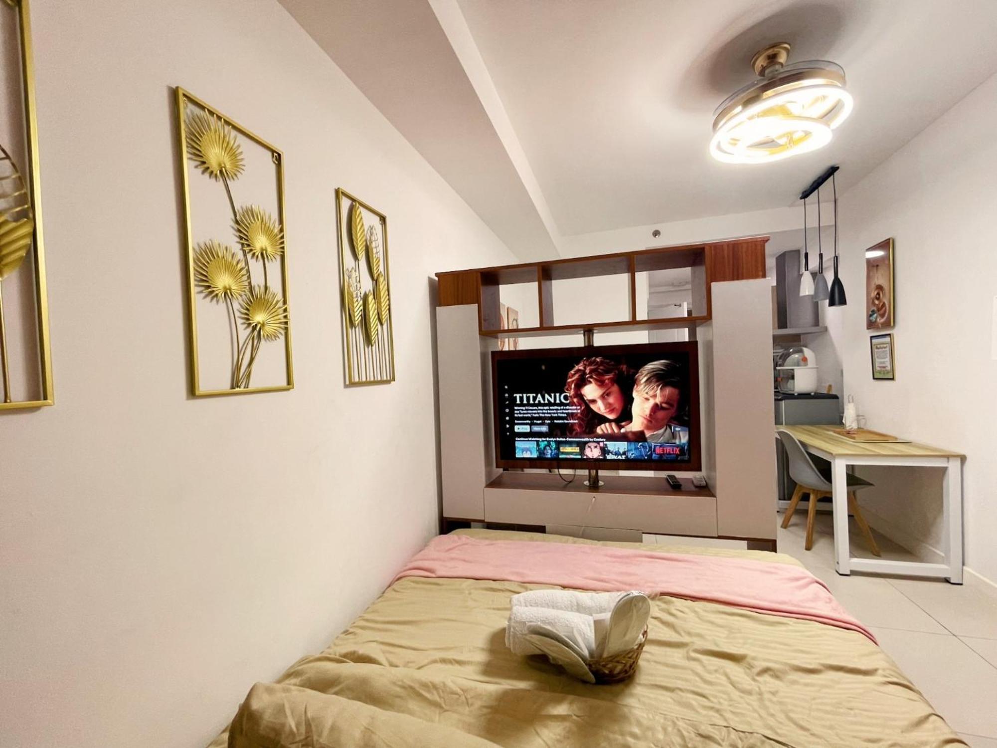 Acellyne'S Suites At The Residences At Commonwealth By Century Quezon City Chambre photo
