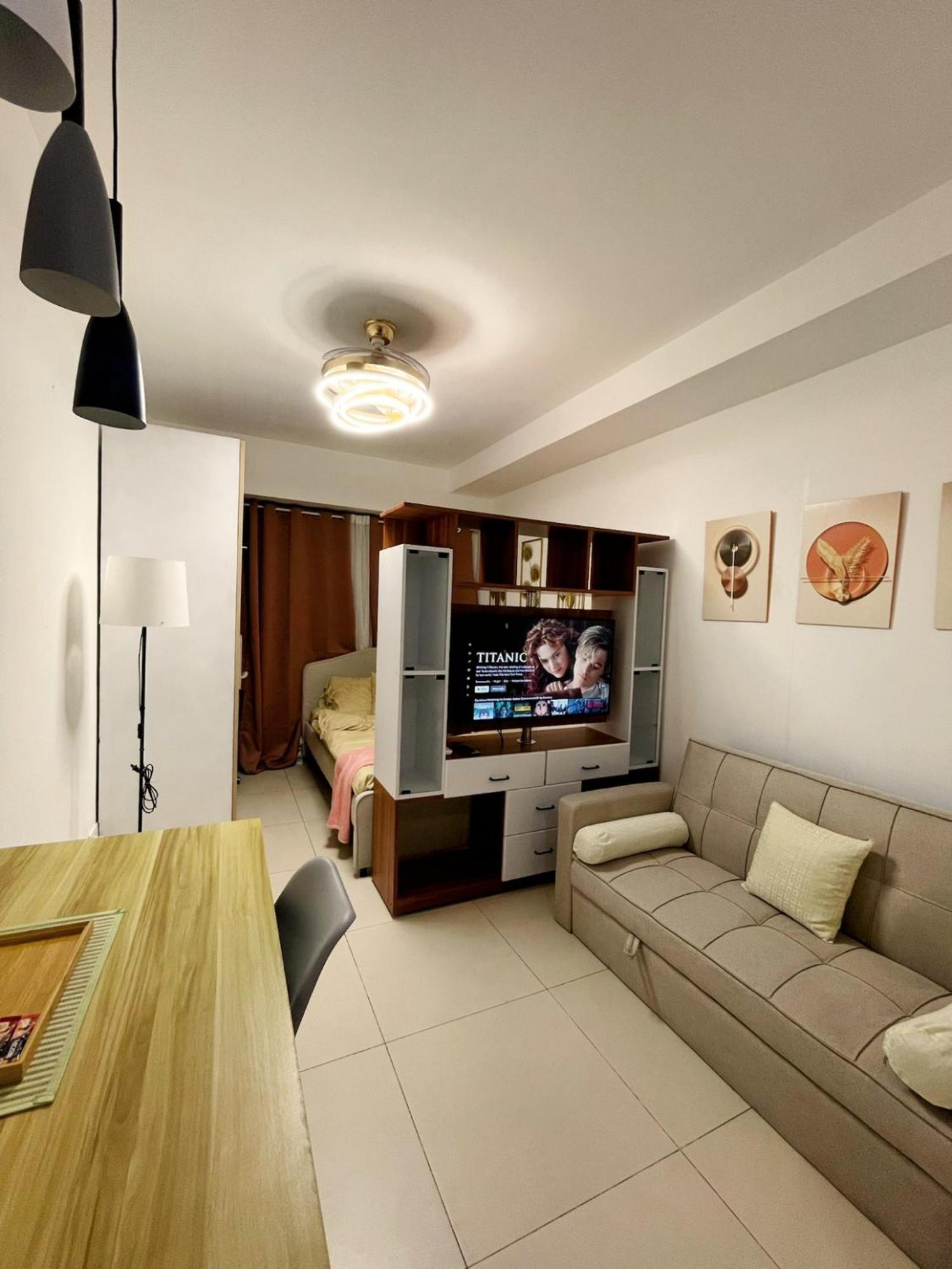 Acellyne'S Suites At The Residences At Commonwealth By Century Quezon City Chambre photo