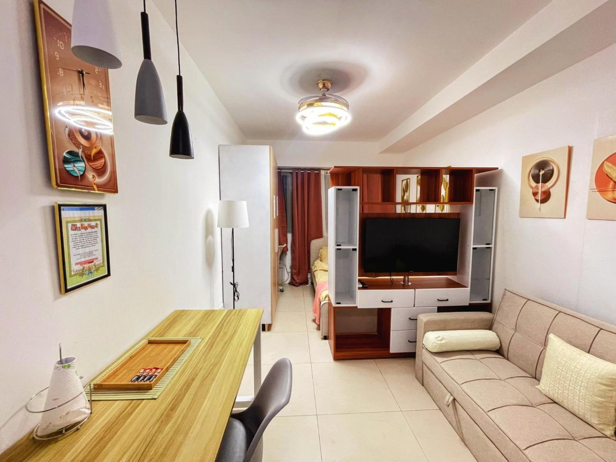 Acellyne'S Suites At The Residences At Commonwealth By Century Quezon City Chambre photo