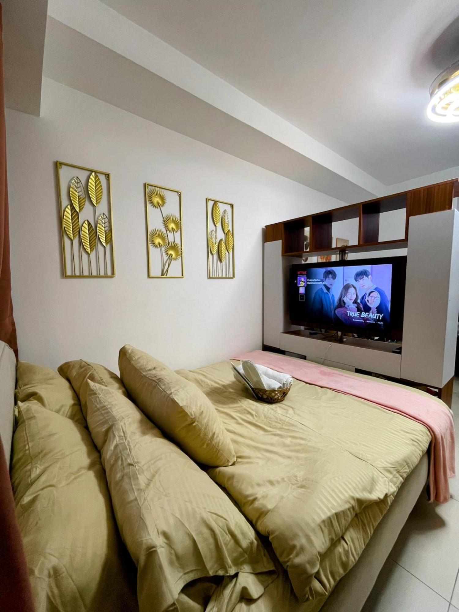 Acellyne'S Suites At The Residences At Commonwealth By Century Quezon City Chambre photo