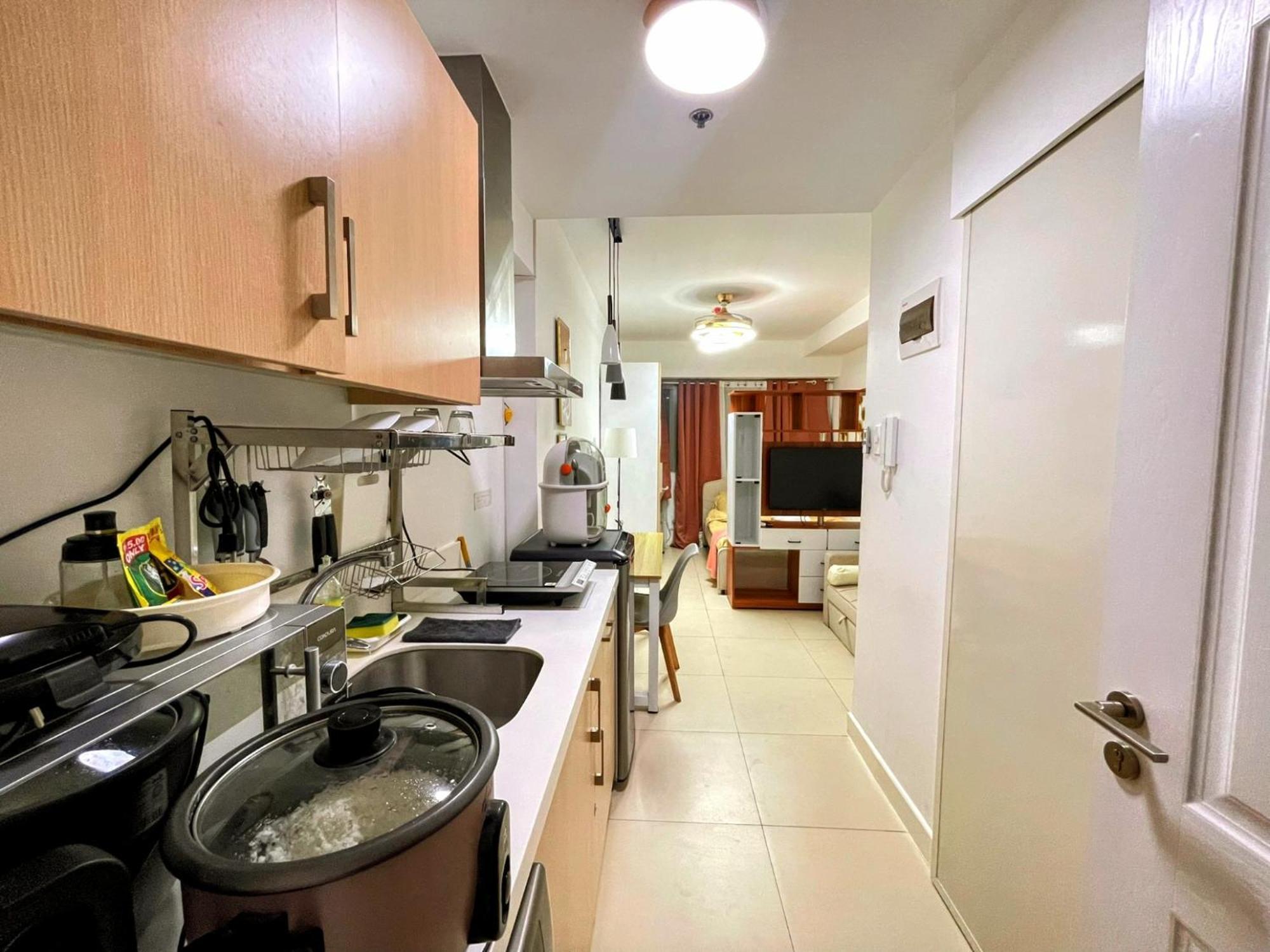 Acellyne'S Suites At The Residences At Commonwealth By Century Quezon City Chambre photo