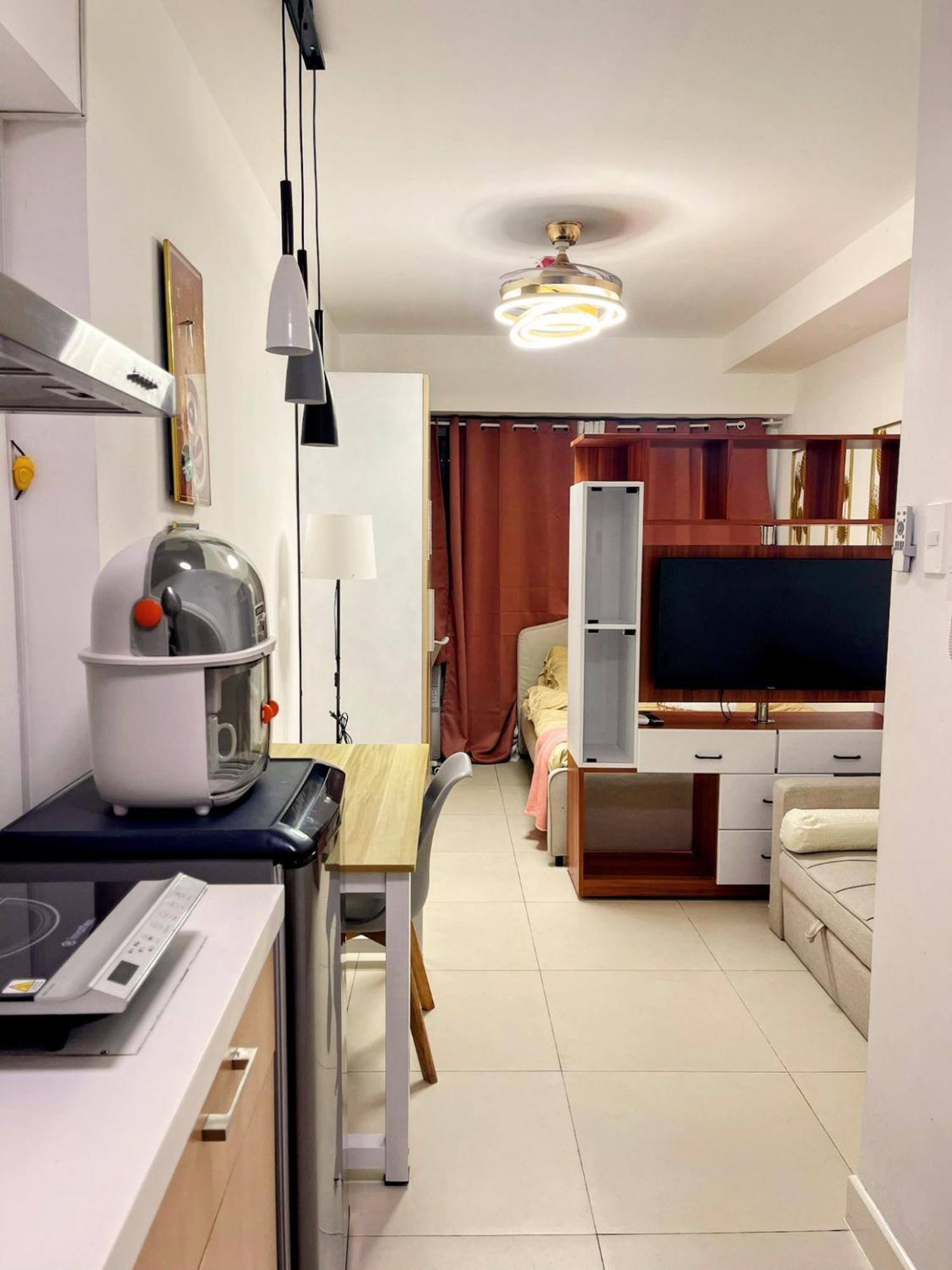 Acellyne'S Suites At The Residences At Commonwealth By Century Quezon City Chambre photo