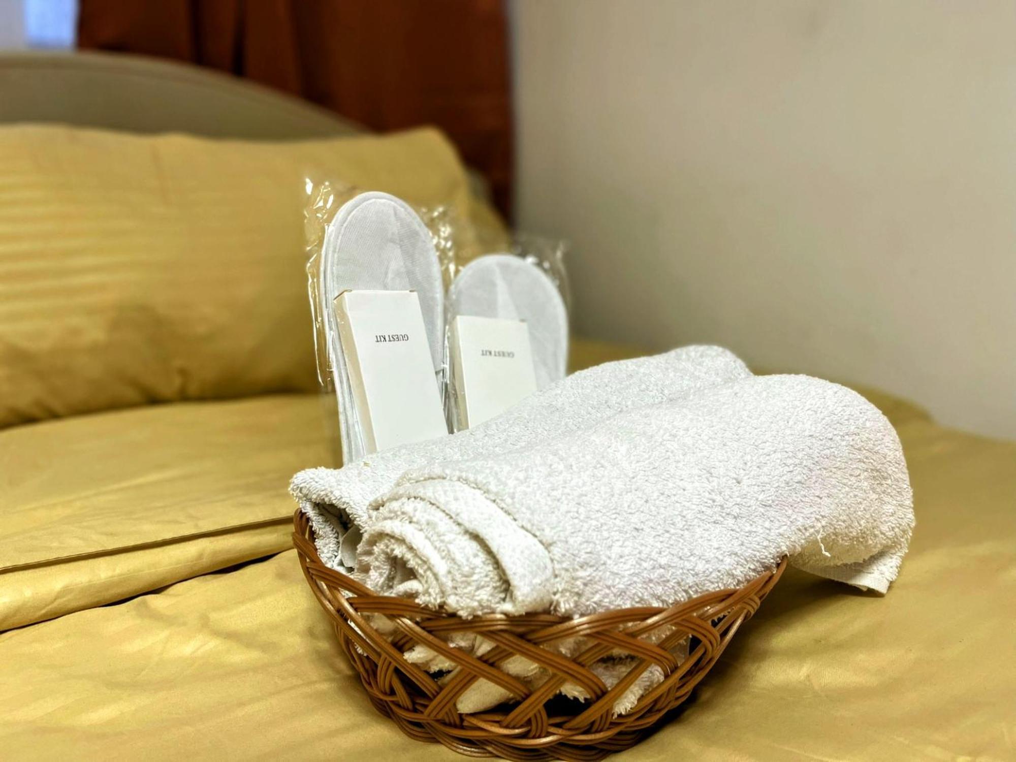 Acellyne'S Suites At The Residences At Commonwealth By Century Quezon City Chambre photo
