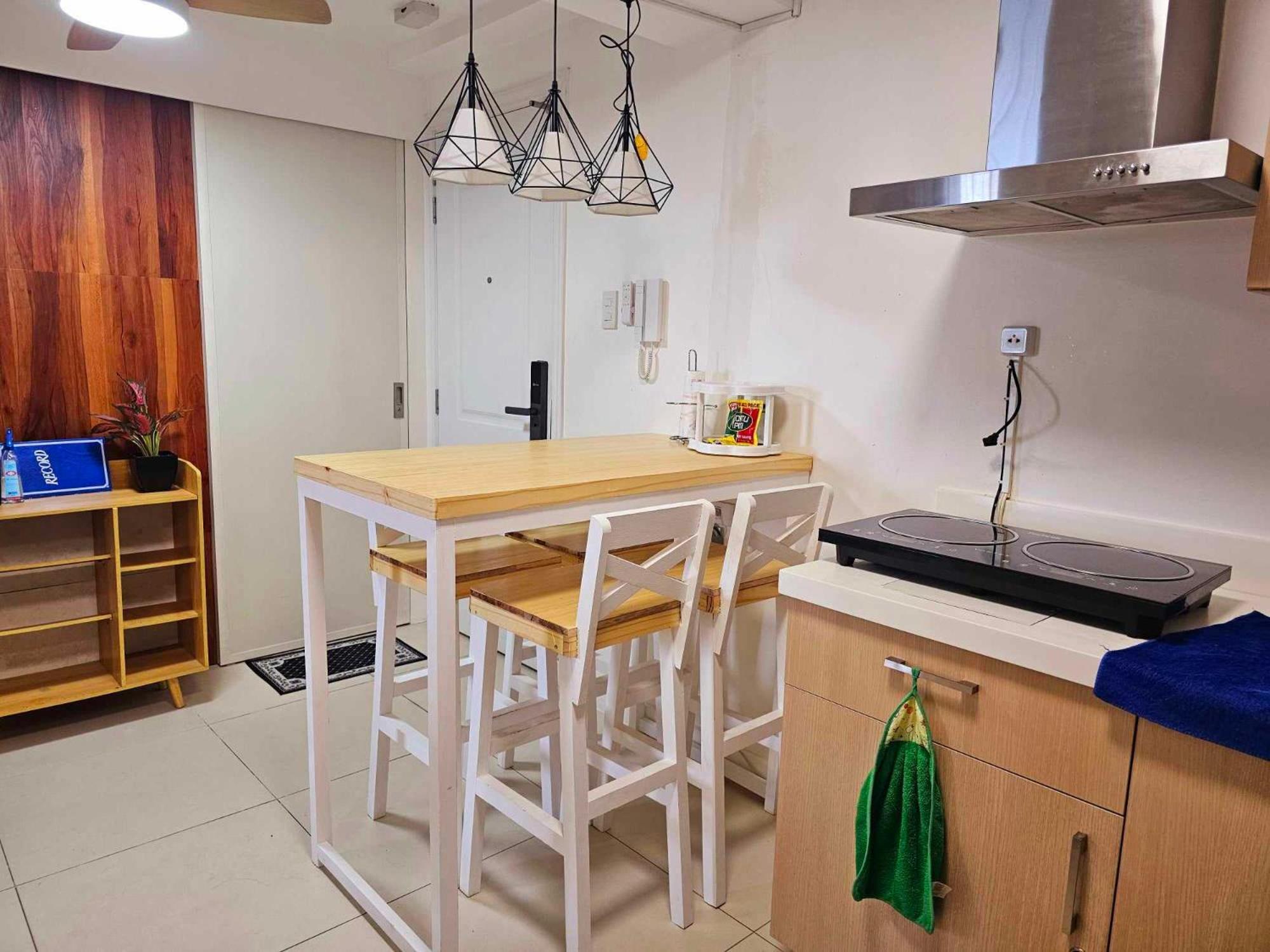 Acellyne'S Suites At The Residences At Commonwealth By Century Quezon City Extérieur photo