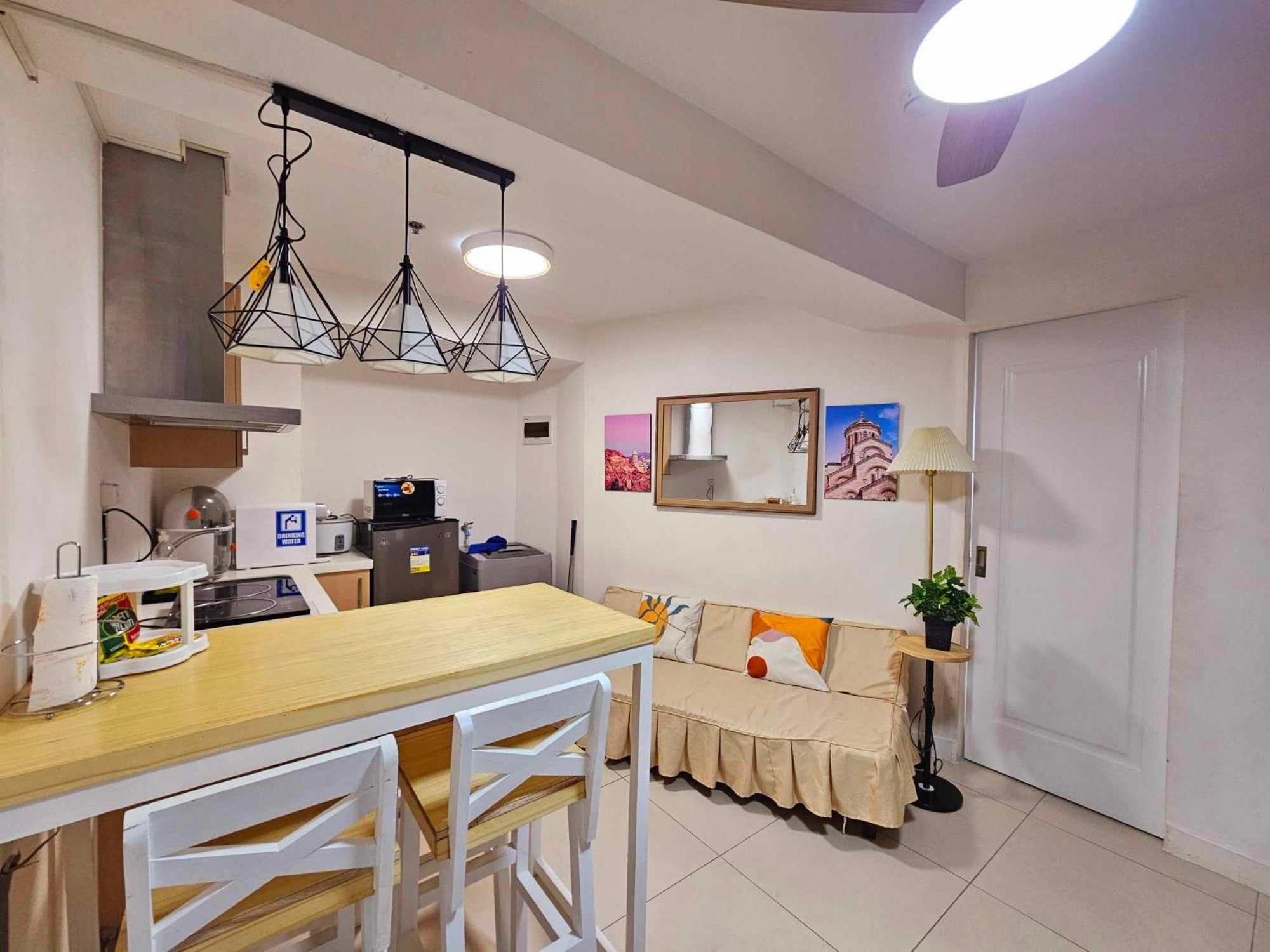 Acellyne'S Suites At The Residences At Commonwealth By Century Quezon City Extérieur photo